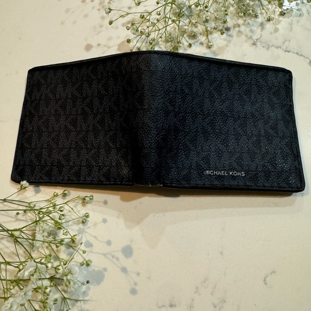 Michael Kors signature logo Wallet - Picture 7 of 9